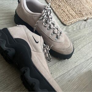 Nike Women's Lahar Lows Hiking Shoes